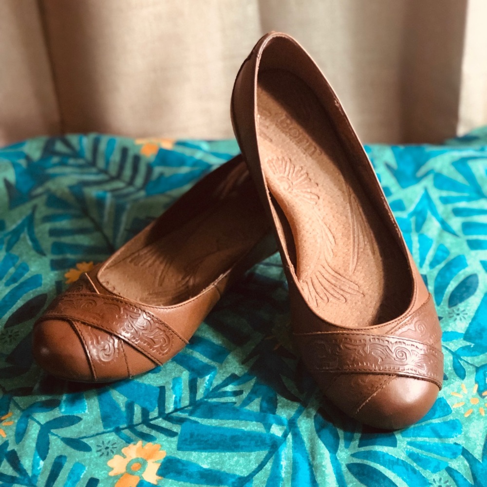 Born Brown leather flats